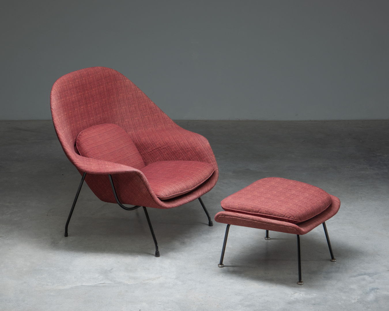 'Womb Chair' with ottoman, designed in 1946 by Eero Saarinen for Knoll Int