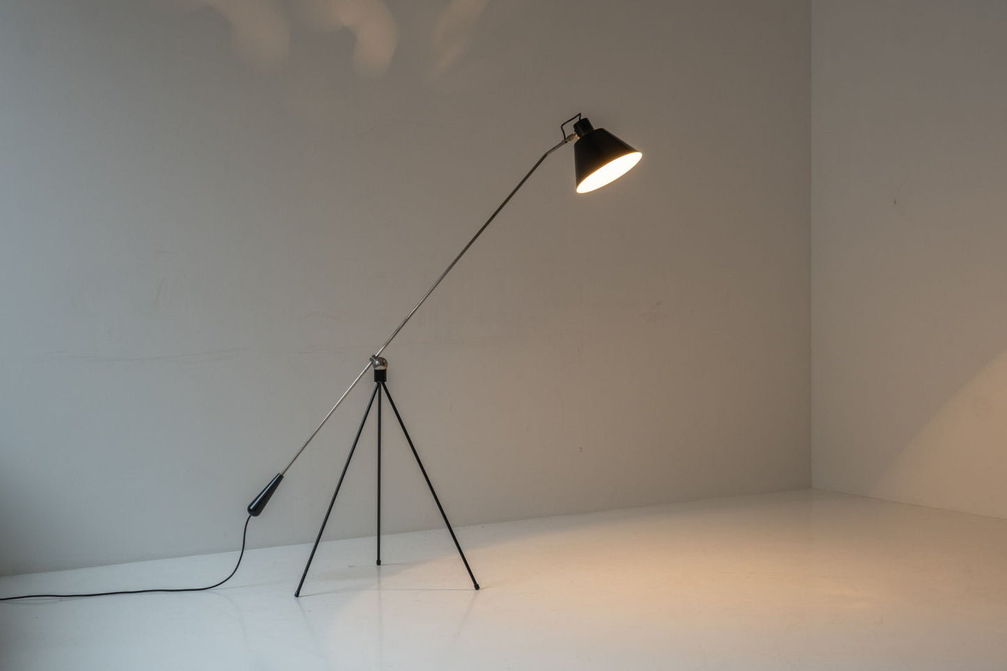 Early ‘Magneto’ floor lamp by H. Fillekes for Artiforte, The Netherlands 1954.