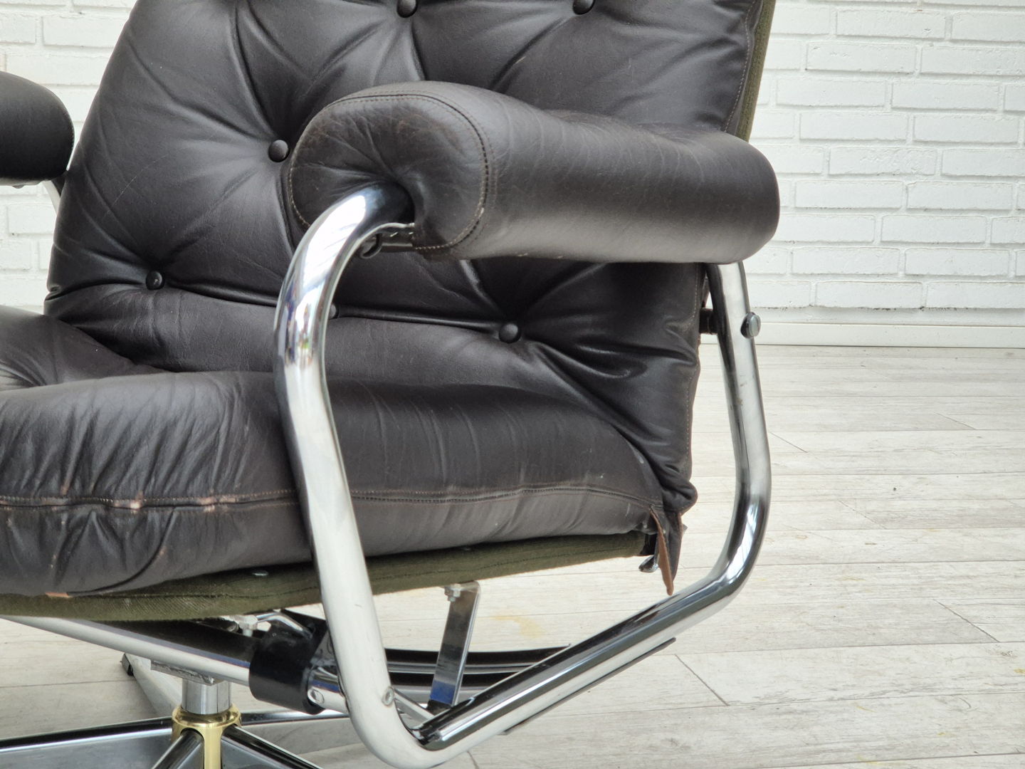 1970s, Danish swivel chair, original condition, leather, chrome steel.