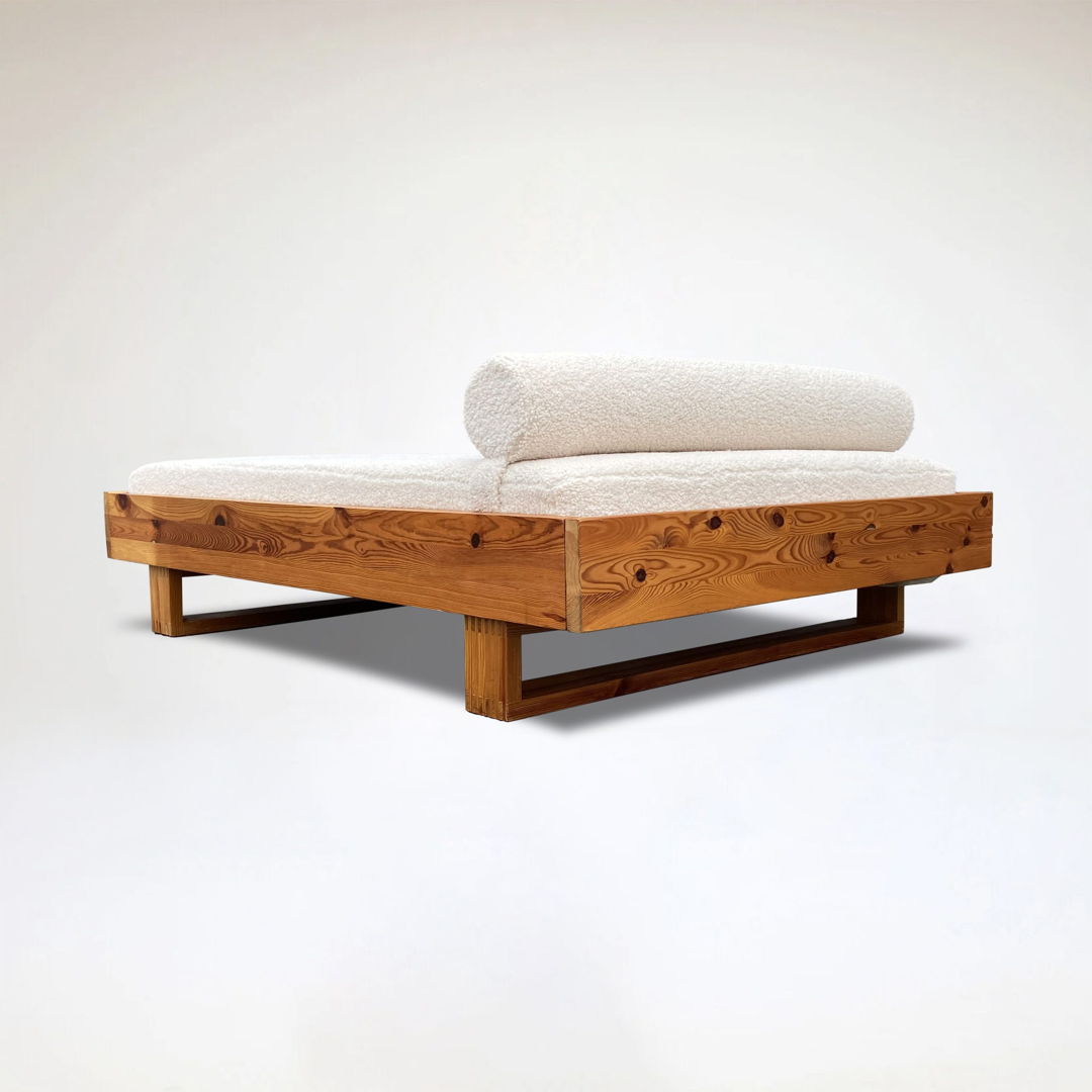 Modernist pine and bouclé daybed by Ate van Apeldoorn for Houtwerk Hattem 1970s