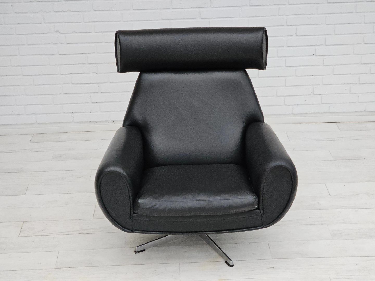 1960s, Danish swivel chair, original condition, leather, cast aluminium.