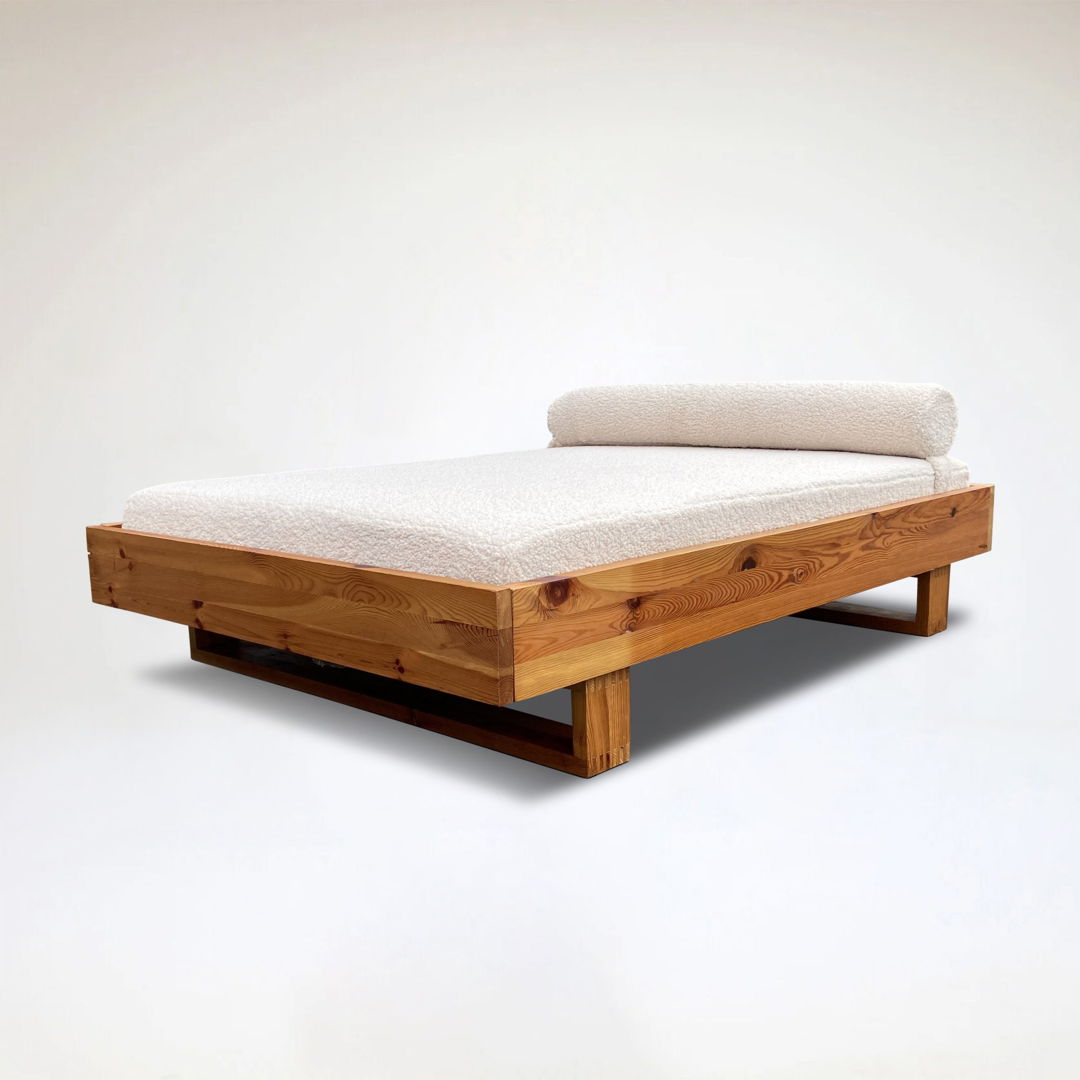 Modernist pine and bouclé daybed by Ate van Apeldoorn for Houtwerk Hattem 1970s