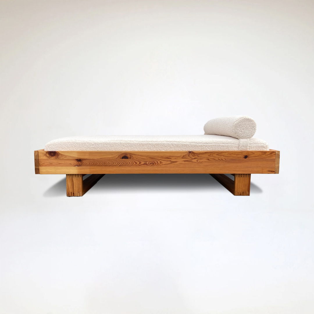 Modernist pine and bouclé daybed by Ate van Apeldoorn for Houtwerk Hattem 1970s