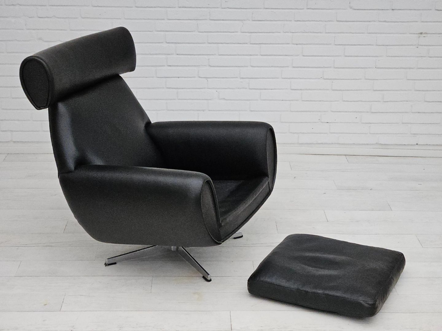 1960s, Danish swivel chair, original condition, leather, cast aluminium.