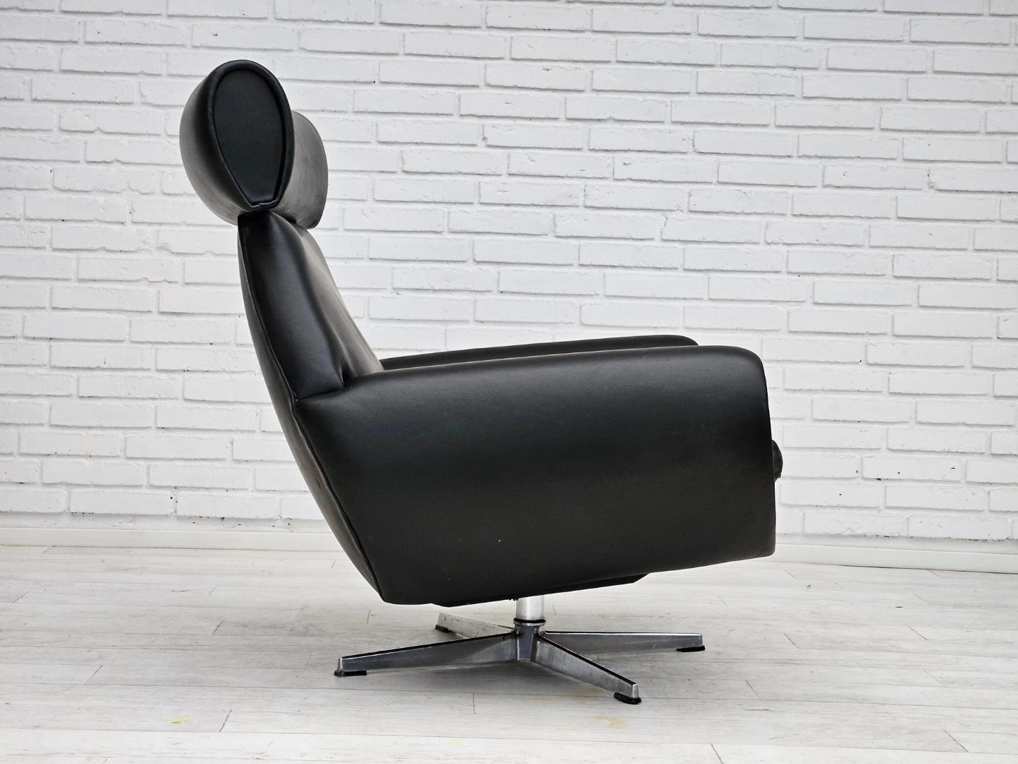 1960s, Danish swivel chair, original condition, leather, cast aluminium.