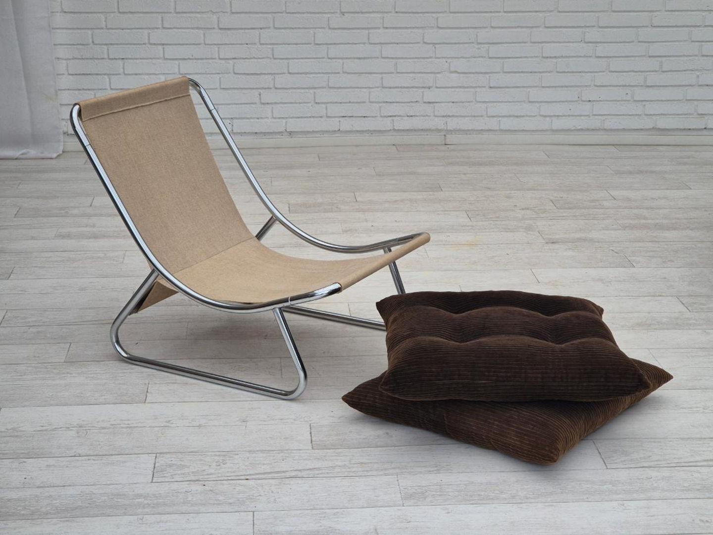 1970s, British design by Peter Hoyte, "Sling" lounge chair, corduroy, original condition.