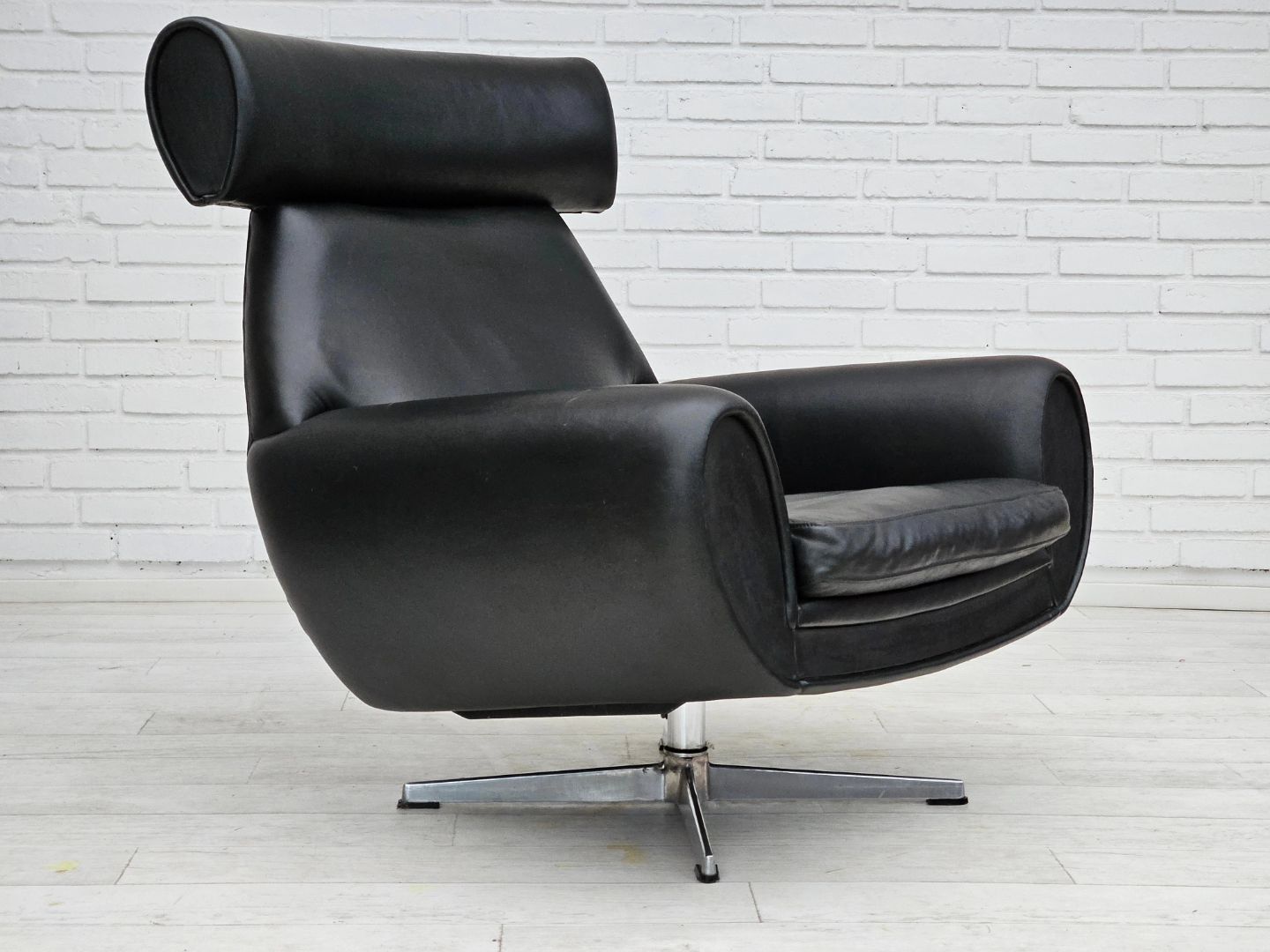 1960s, Danish swivel chair, original condition, leather, cast aluminium.