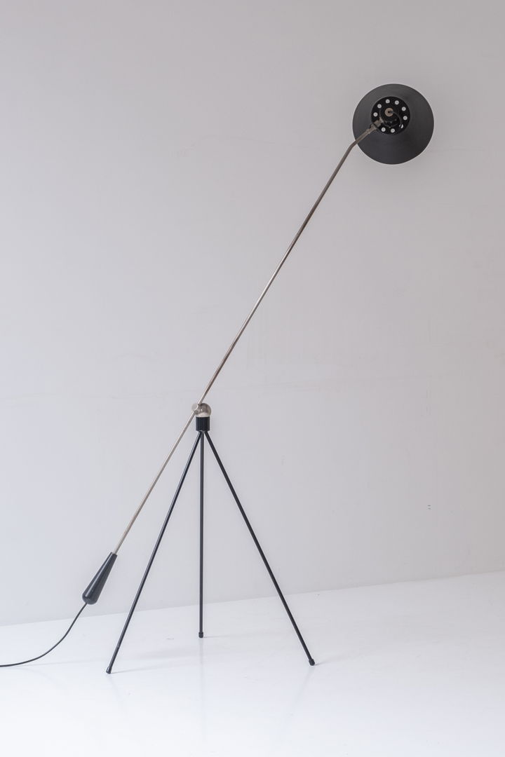 Early ‘Magneto’ floor lamp by H. Fillekes for Artiforte, The Netherlands 1954.