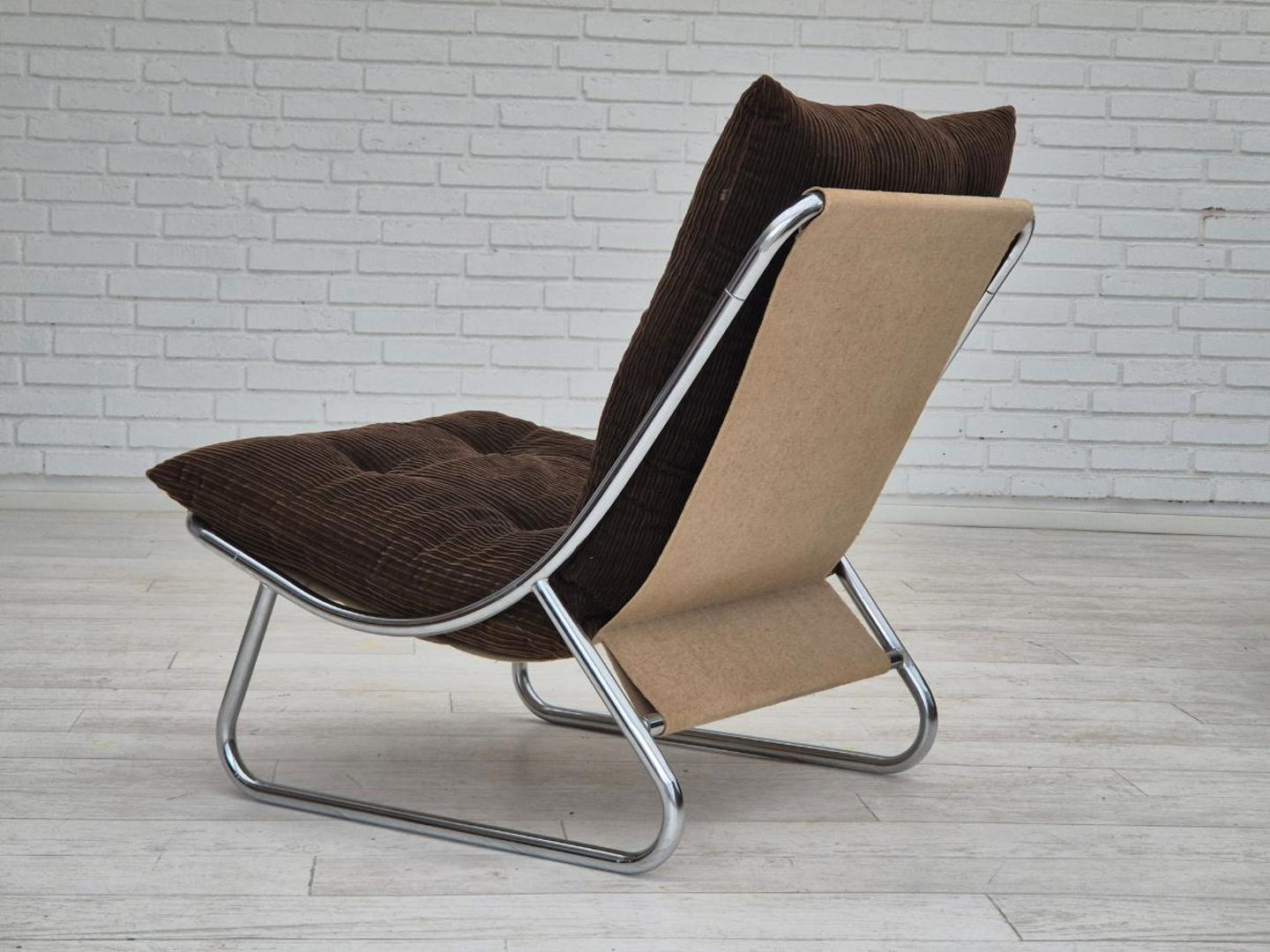 1970s, British design by Peter Hoyte, "Sling" lounge chair, corduroy, original condition.