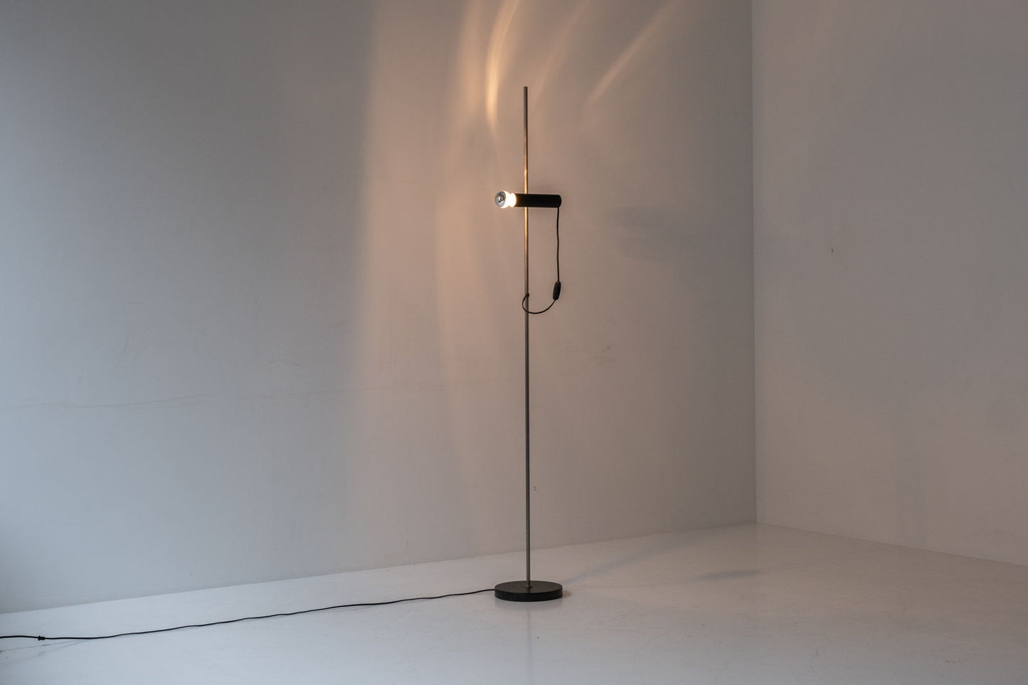 Minimalist floor lamp from Italy, designed and manufactured during the 1950s