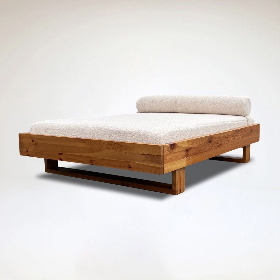 Modernist pine and bouclé daybed by Ate van Apeldoorn for Houtwerk Hattem 1970s