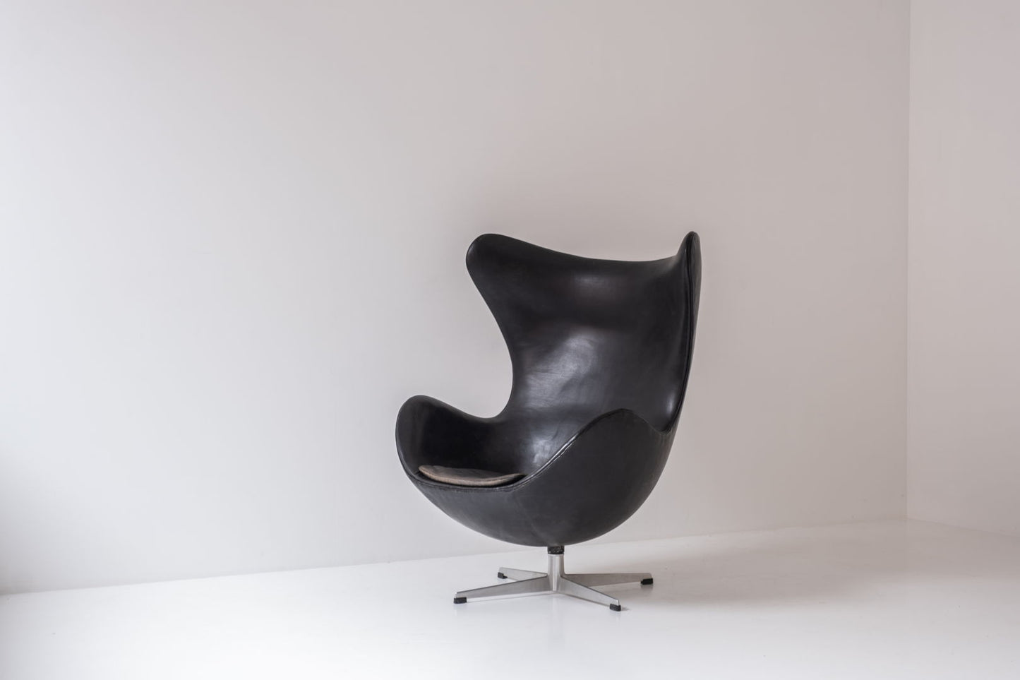 Early ‘Egg’ armchair designed by Arne Jacobsen for Fritz Hansen, Denmark 1958.