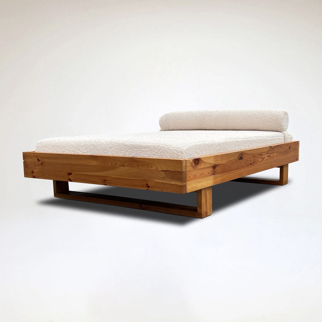 Modernist pine and bouclé daybed by Ate van Apeldoorn for Houtwerk Hattem 1970s