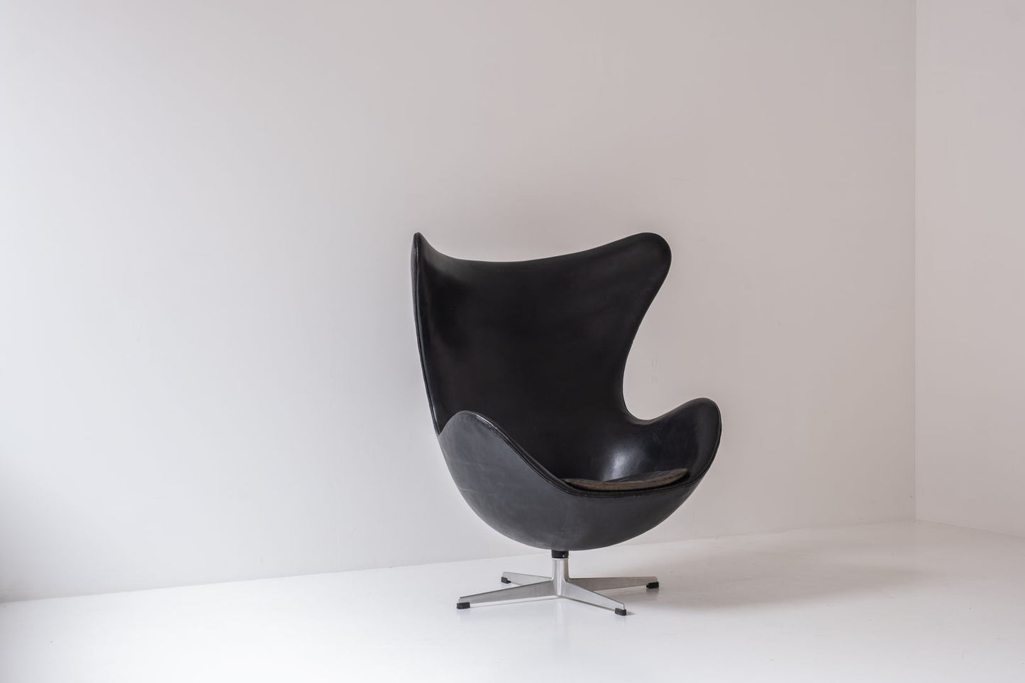 Early ‘Egg’ armchair designed by Arne Jacobsen for Fritz Hansen, Denmark 1958.