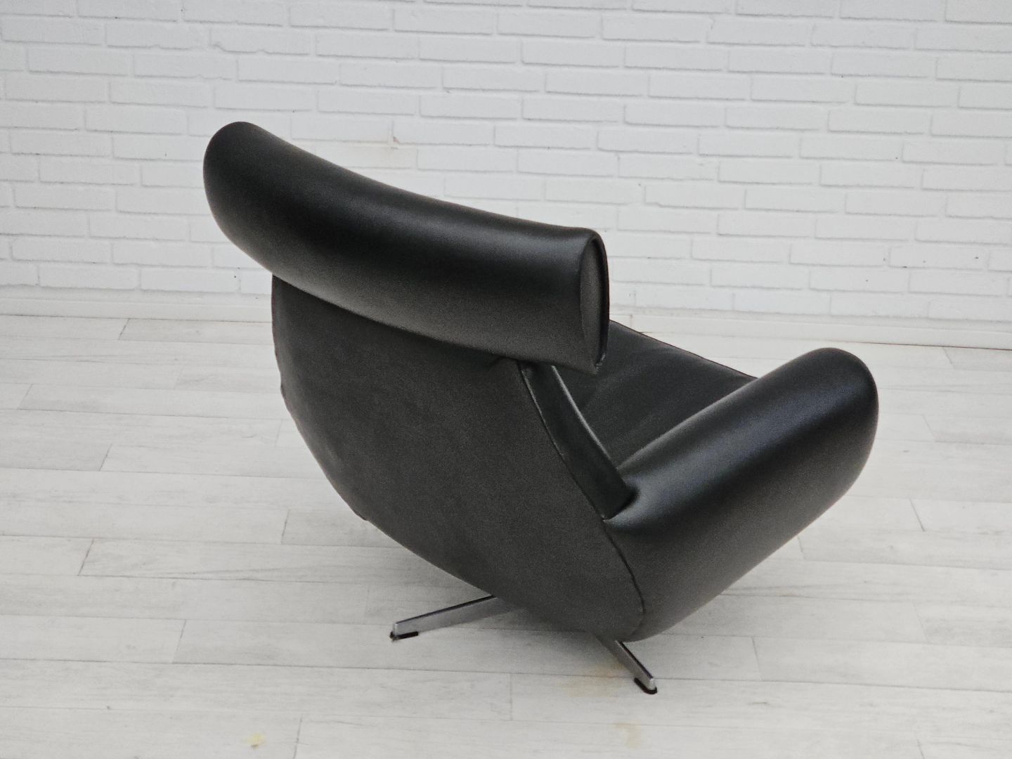 1960s, Danish swivel chair, original condition, leather, cast aluminium.