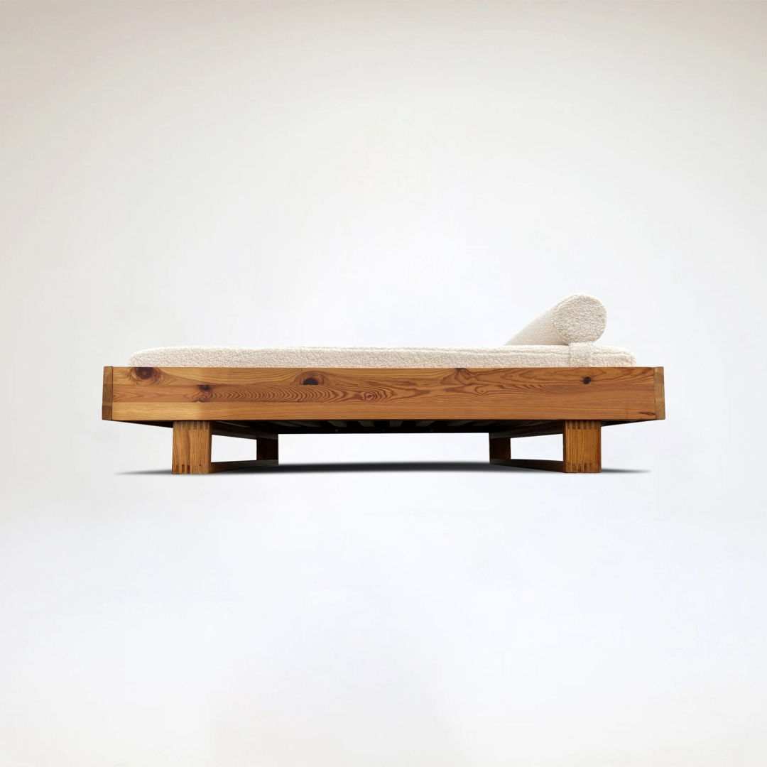 Modernist pine and bouclé daybed by Ate van Apeldoorn for Houtwerk Hattem 1970s