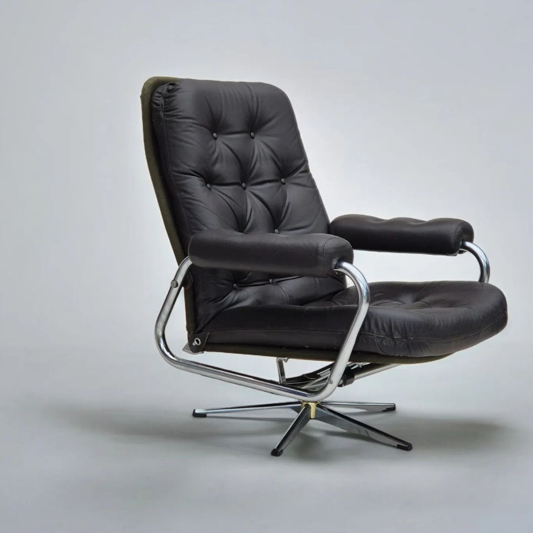 1970s, Danish swivel chair, original condition, leather, chrome steel.