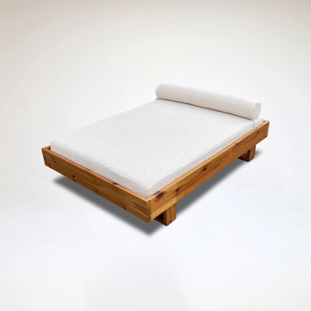 Modernist pine and bouclé daybed by Ate van Apeldoorn for Houtwerk Hattem 1970s