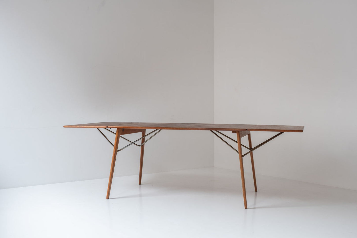 Rare version of this drop leaf table model 162 by Børge Mogensen for Søborg Mobelfabrik, Denmark 1953.