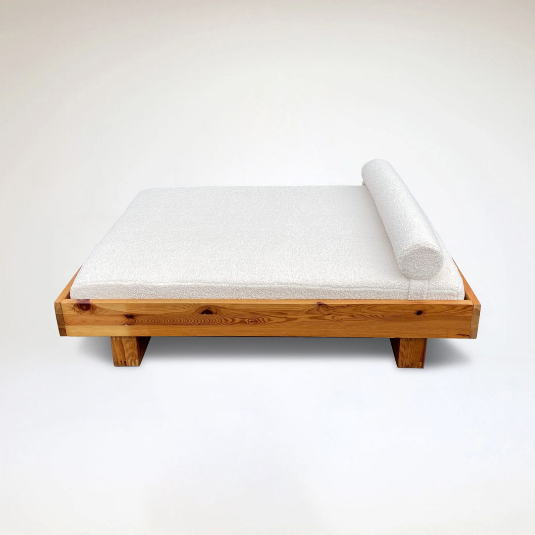 Modernist pine and bouclé daybed by Ate van Apeldoorn for Houtwerk Hattem 1970s