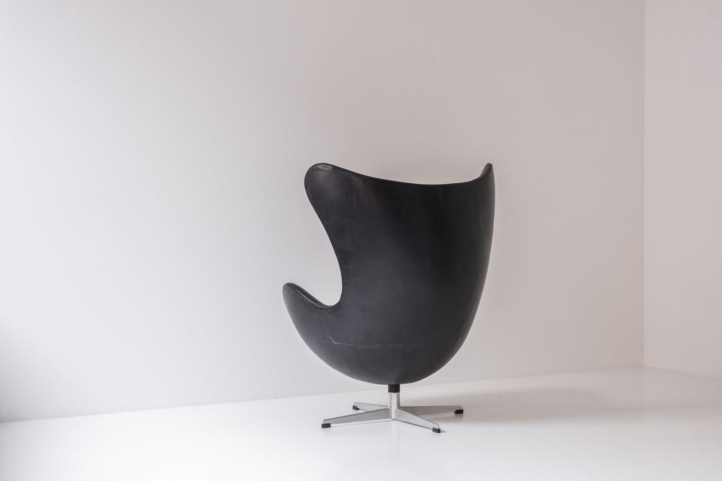 Early ‘Egg’ armchair designed by Arne Jacobsen for Fritz Hansen, Denmark 1958.