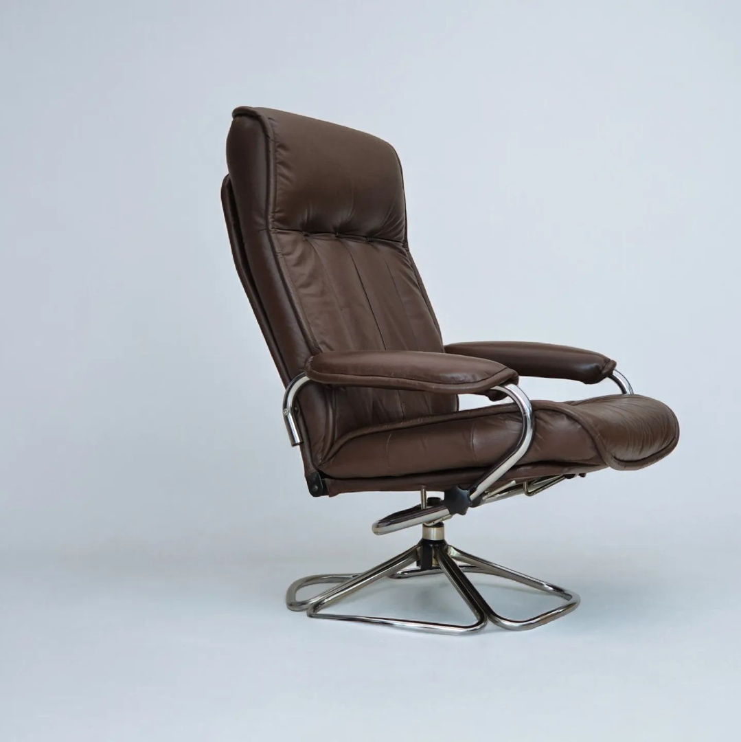 1970s, Danish swivel chair, original condition, leather, chrome steel.