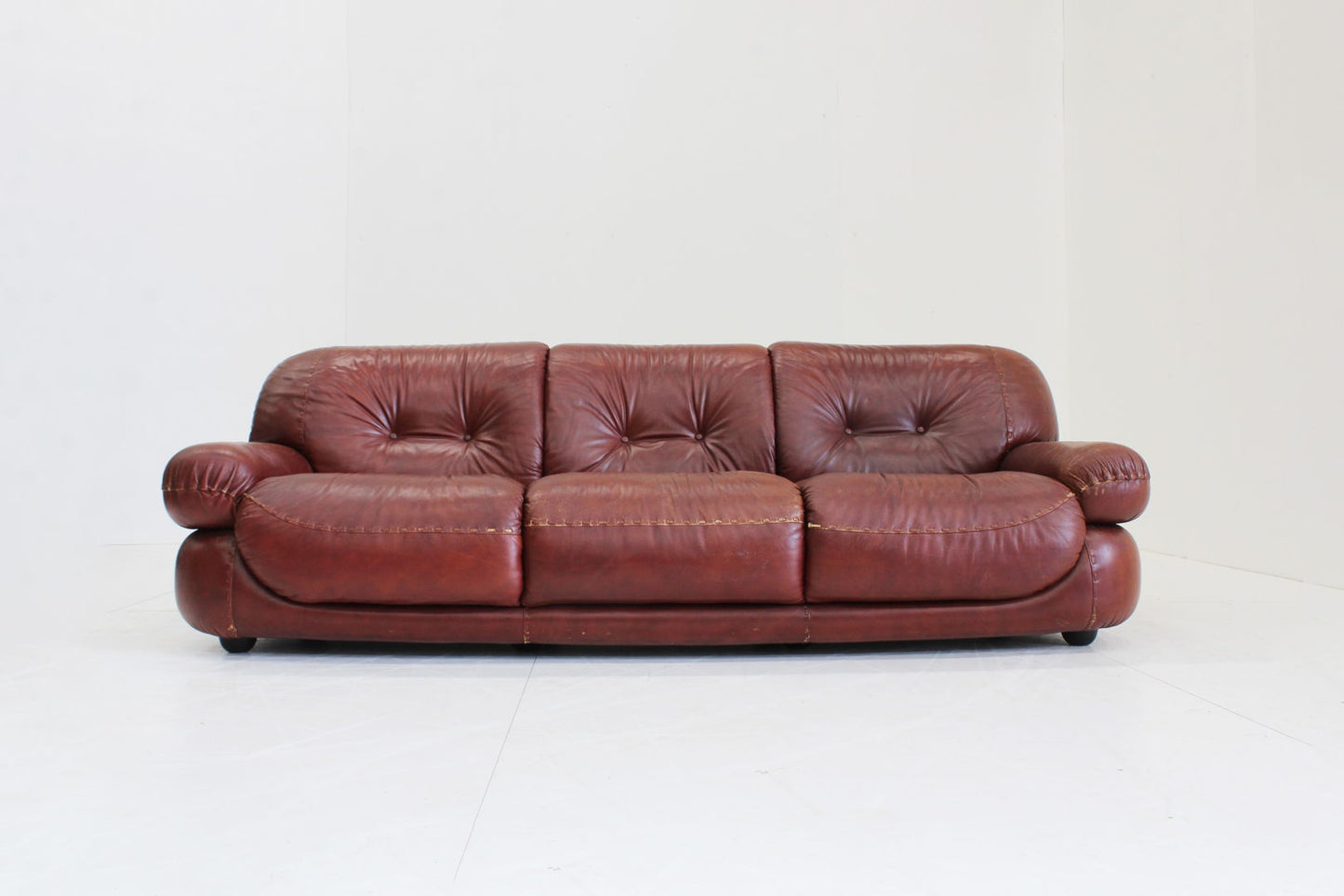 Sapporo Italian leather sofa Mobil Girgi 1970s