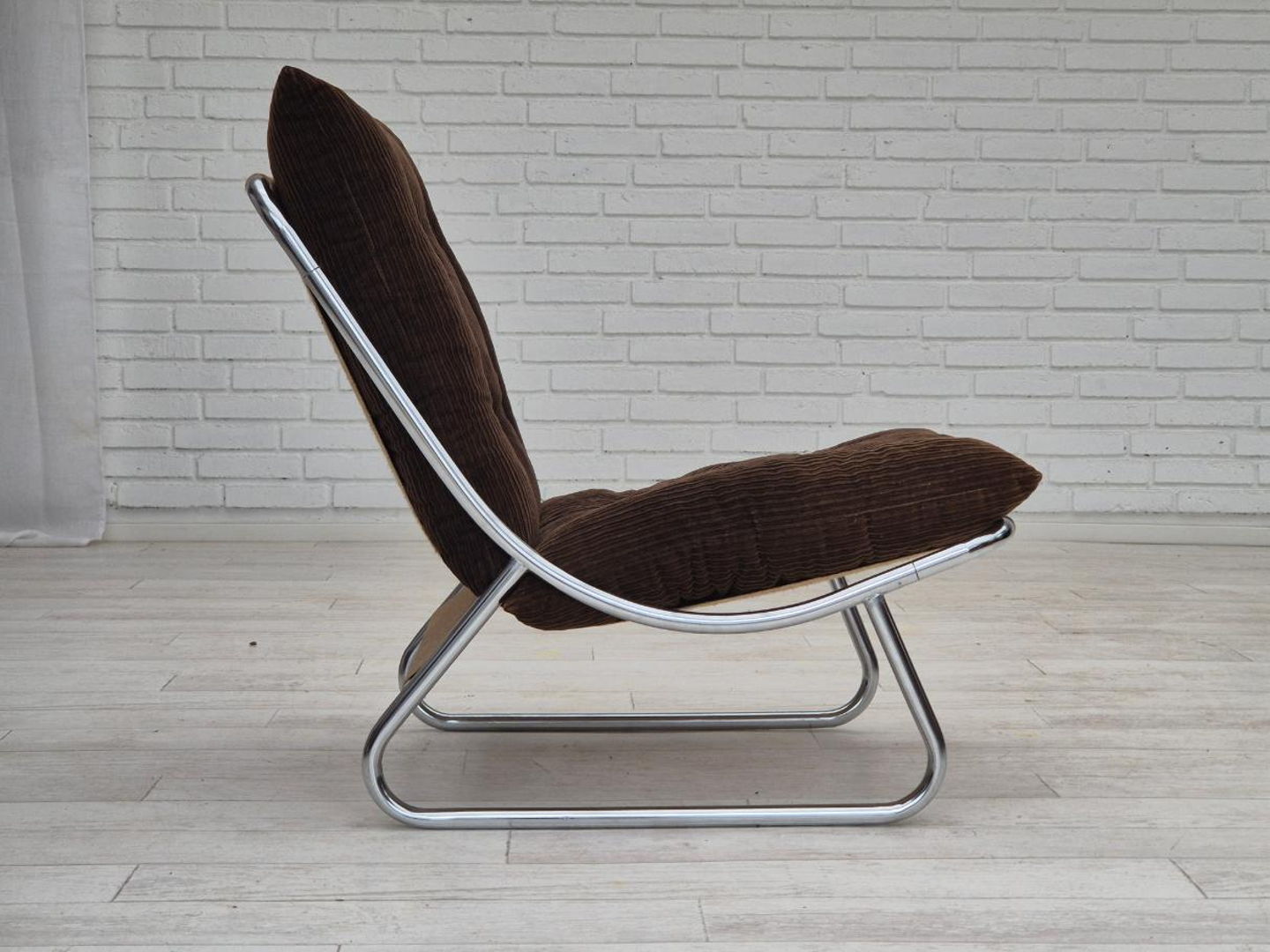 1970s, British design by Peter Hoyte, "Sling" lounge chair, corduroy, original condition.