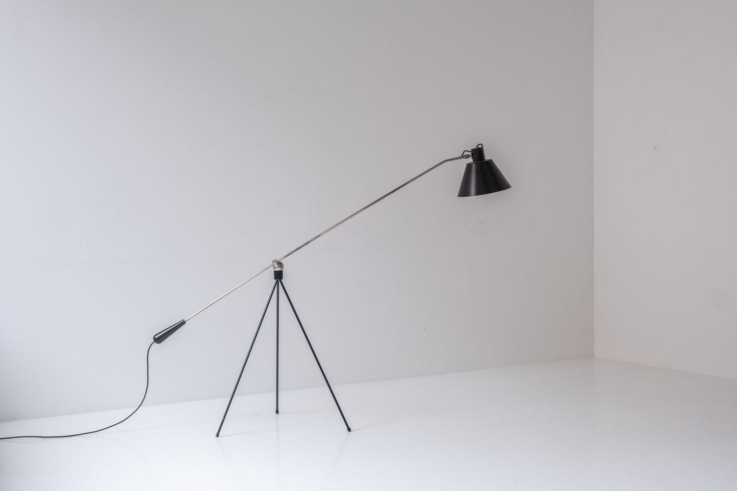 Early ‘Magneto’ floor lamp by H. Fillekes for Artiforte, The Netherlands 1954.