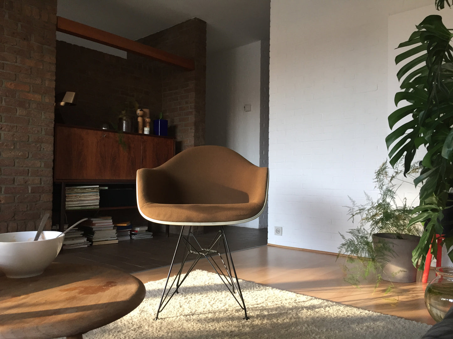 2 DSR Eames Shell chairs