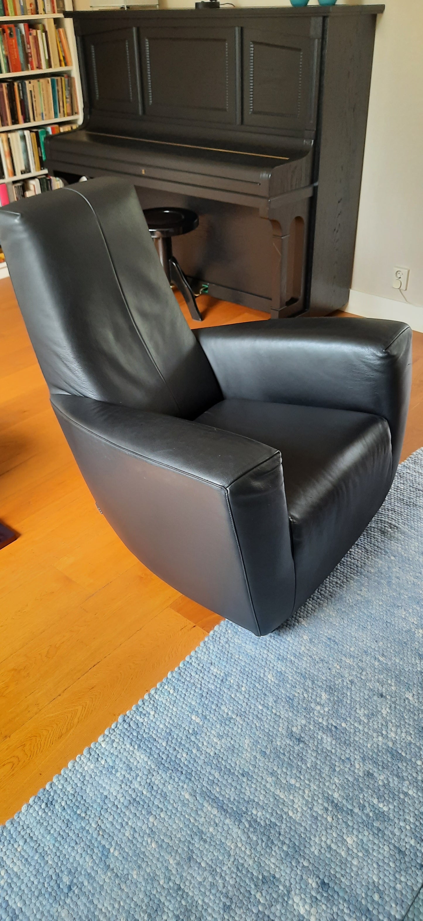 Armchair Label Longa black, Gerard van den Berg