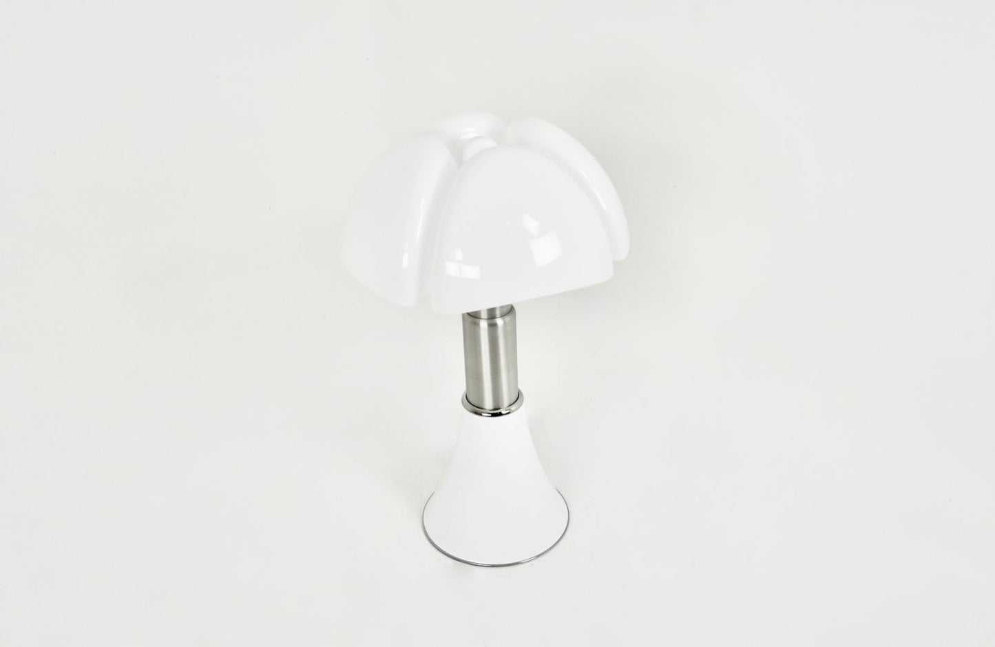 White Pipistrello Table Lamp by Gae Aulenti for Martinelli Luce