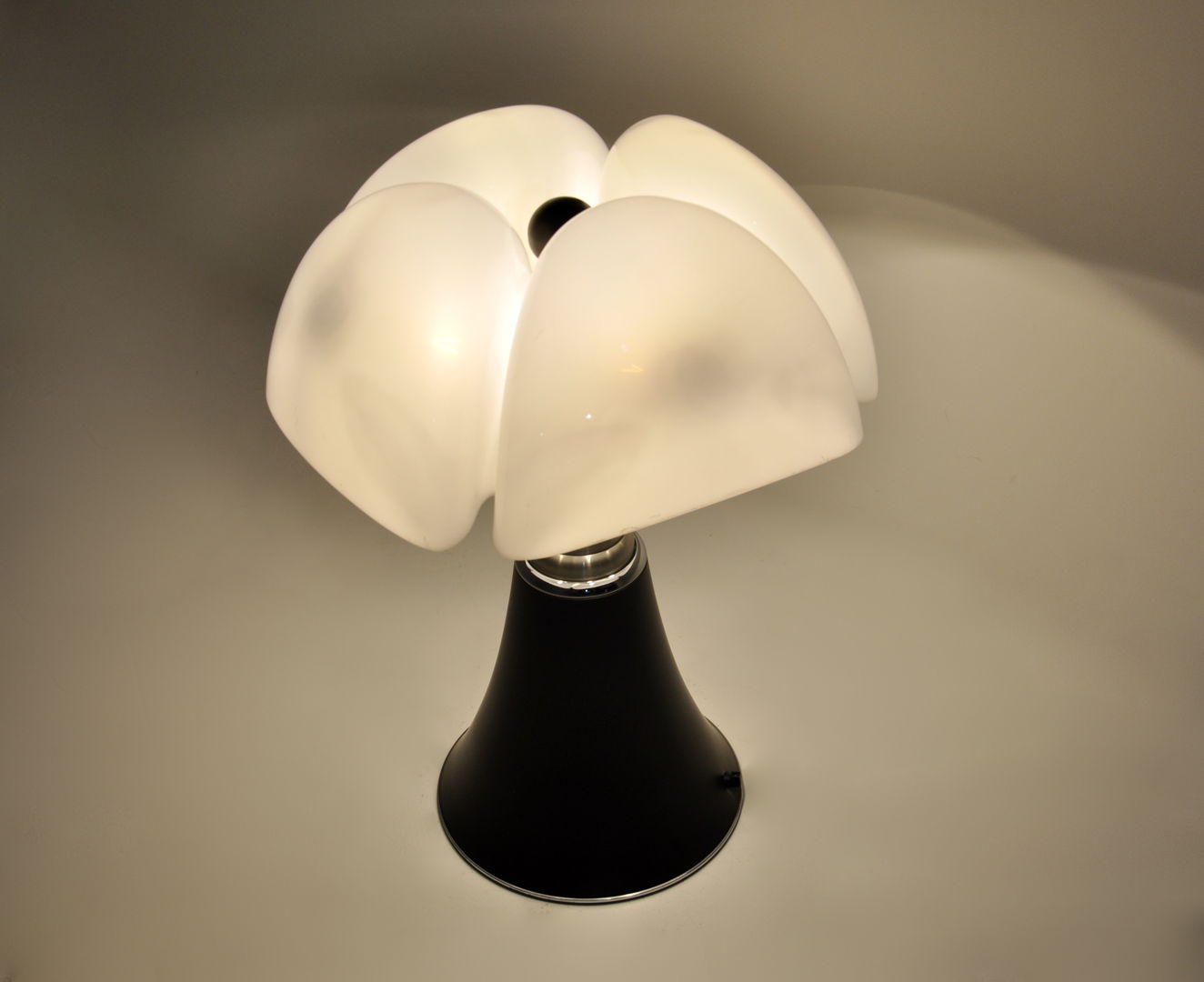 Black Pipistrello Table Lamp by Gae Aulenti for Martinelli Luce, 1960s