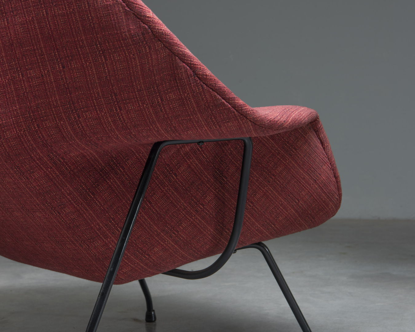 'Womb Chair' with ottoman, designed in 1946 by Eero Saarinen for Knoll Int