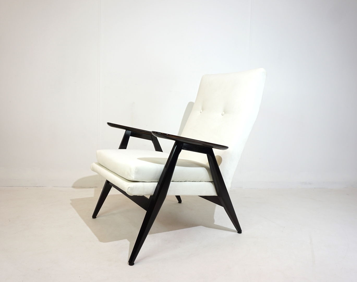 Steiner SK640 lounge chair by Pierre Guariche