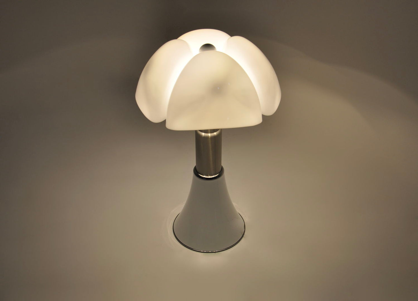 White Pipistrello Table Lamp by Gae Aulenti for Martinelli Luce