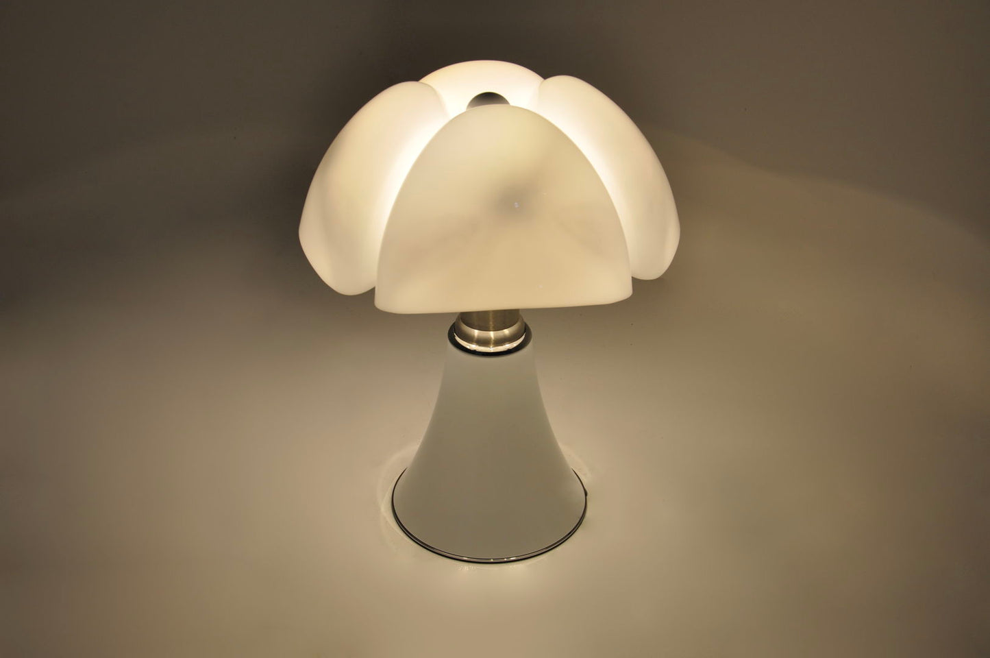 White Pipistrello Table Lamp by Gae Aulenti for Martinelli Luce