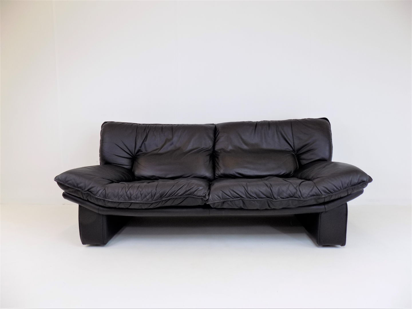 Nicoletti Salotti Ambassador leather 2 seater sofa