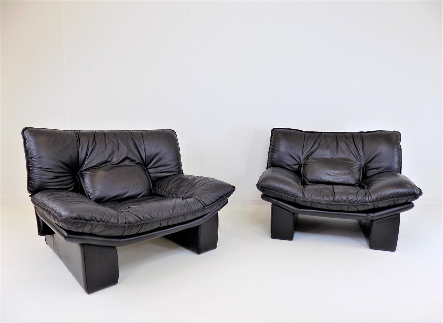 Nicoletti Salotti Ambassador Leather Living Room Set