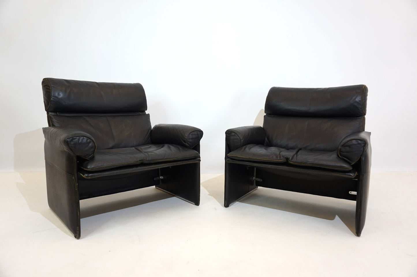 Saporiti Italia set of 2 leather armchairs by Giovanni Offredi