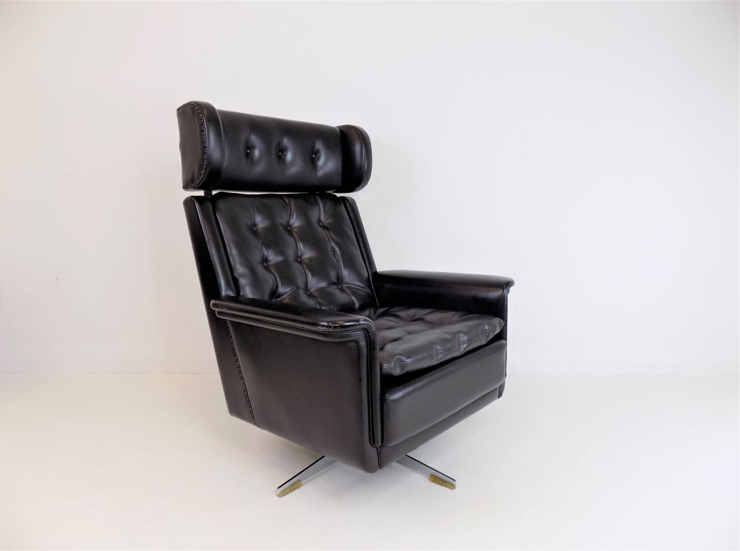 Leather armchair by Holtmann Möbelmanufaktur