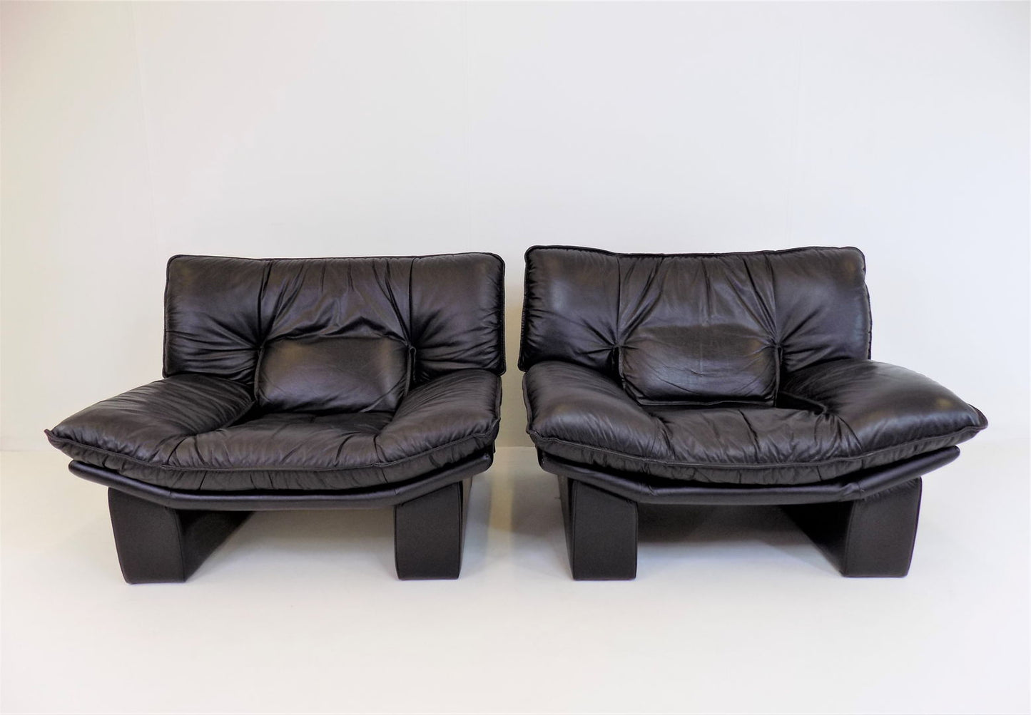 Set of 2 Nicoletti Salotti Ambassador leather armchairs