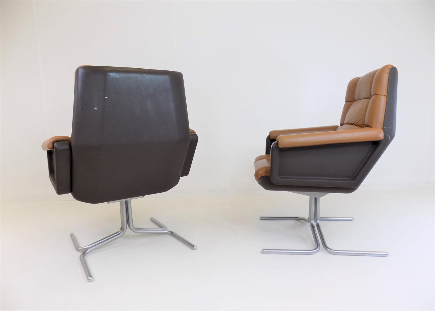 Set of 2 Mauser Seat 150 leather armchairs by Herbert Hirche