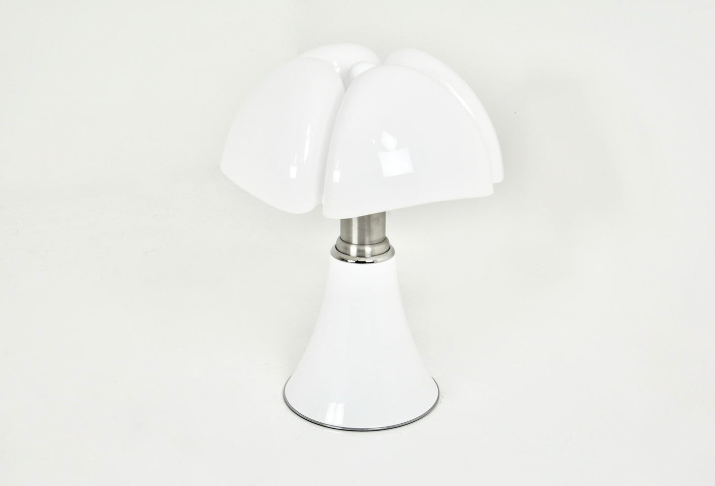 White Pipistrello Table Lamp by Gae Aulenti for Martinelli Luce