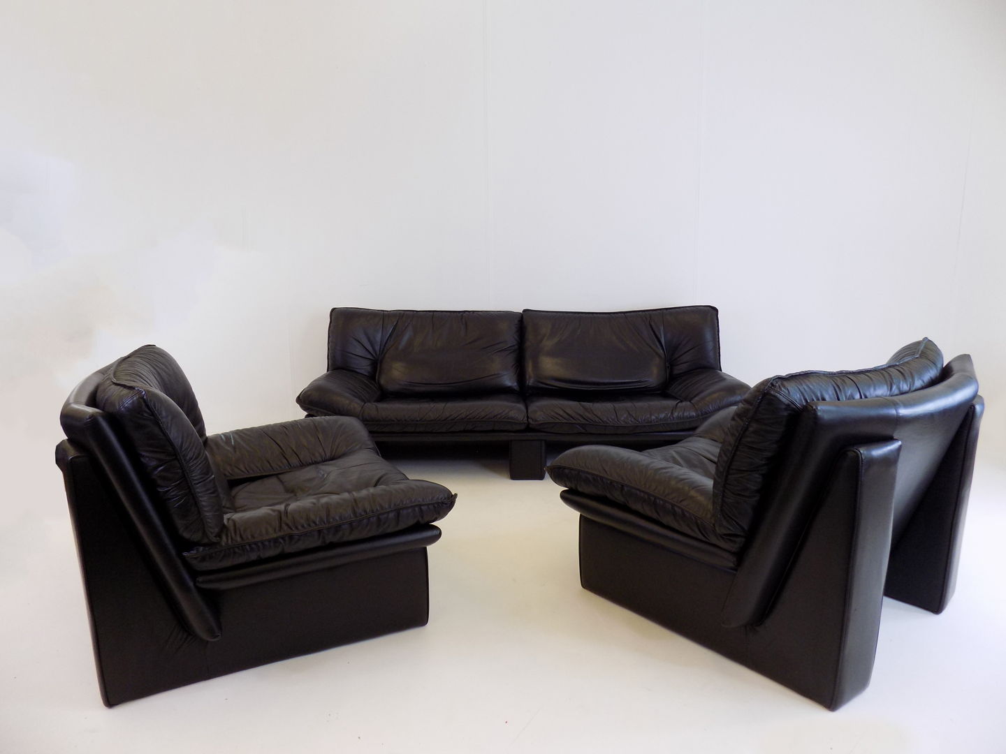 Nicoletti Salotti Ambassador Leather Living Room Set