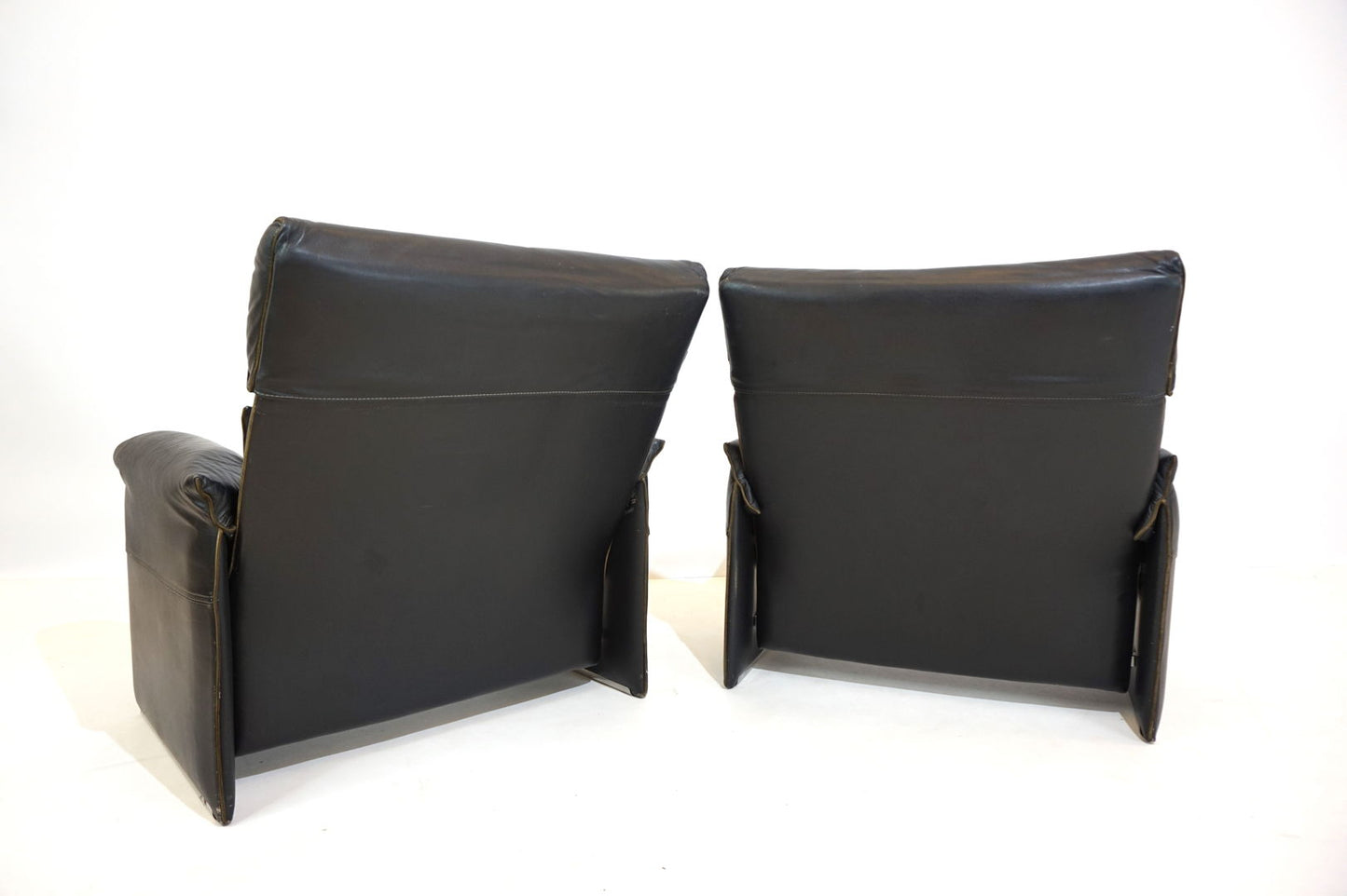 Saporiti Italia set of 2 leather armchairs by Giovanni Offredi