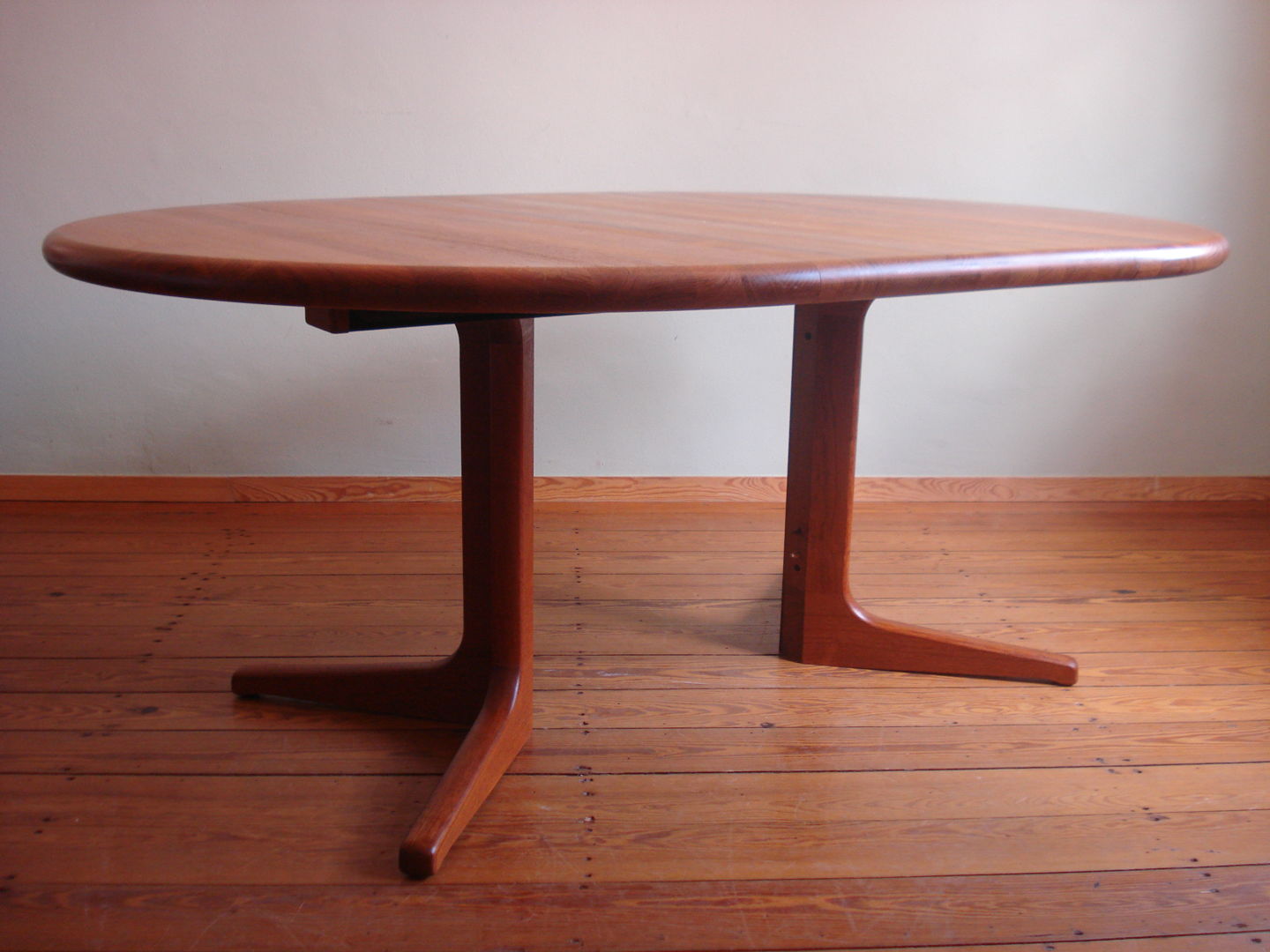 Danish extandable dining table by Glostrup