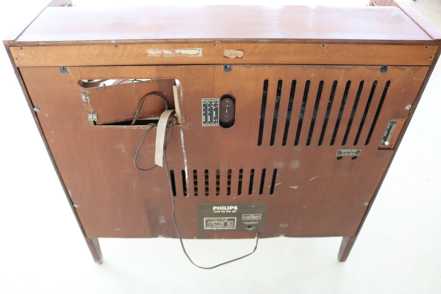 vintage radio | audio furniture | Phillips | closet