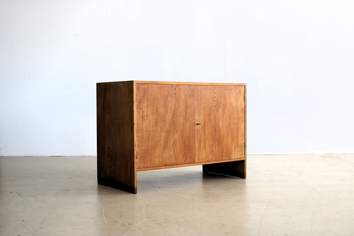 vintage cabinet | sideboard | Hans Wegner | R.Y. Mobler
