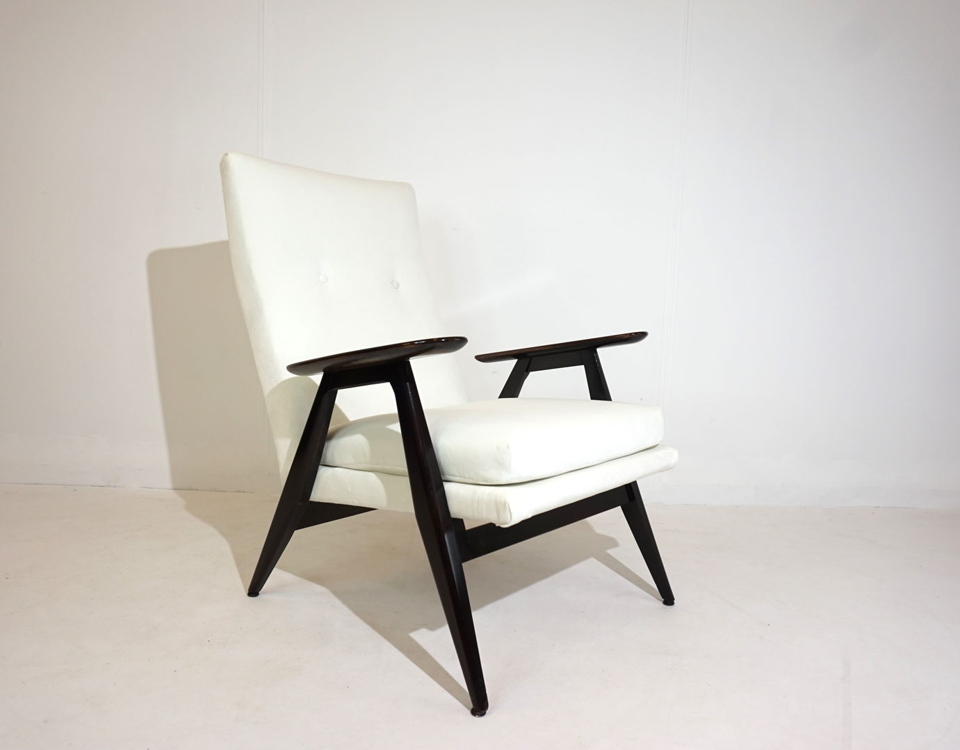 Steiner SK640 lounge chair by Pierre Guariche